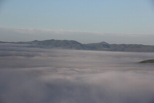 云海中的山峦美景