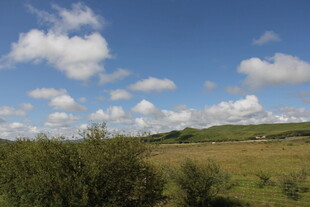 蓝天绿野间的自然美景