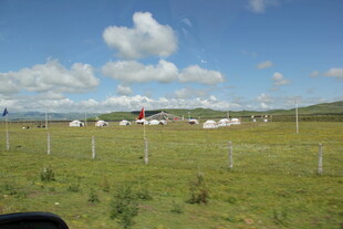 草原上的帐篷与蓝天白云