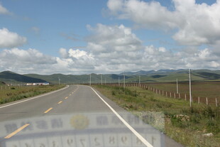 宽阔公路伸向远方