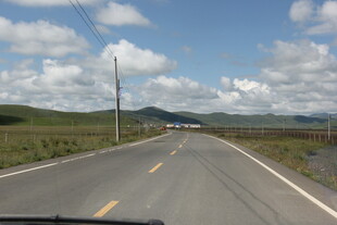 公路风景 蓝天白云相伴