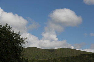 蓝天白云下的青山景色