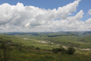 山间绿野蓝天白云美景