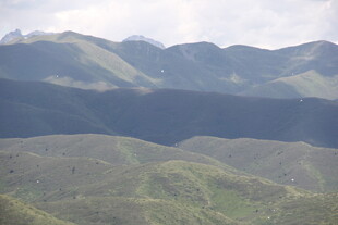 山峦叠翠的自然美景
