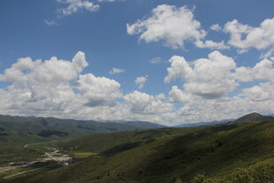 蓝天白云下的青山美景