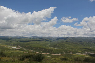 辽阔山野间的蓝天白云