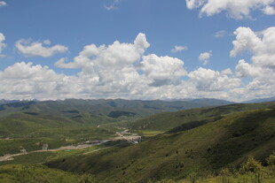 青山蓝天间的美丽景致