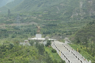 山间壮丽建筑景观