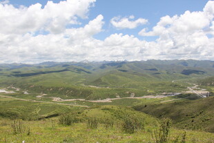 山间绿野 蓝天白云美景