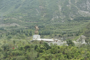 山间建筑隐于葱郁林木间