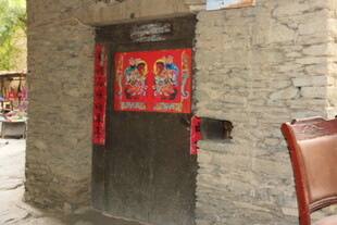 古旧石屋门饰喜庆春联