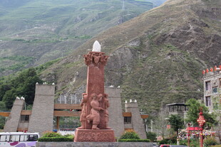 羌族风格雕塑屹立山间