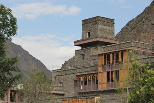 山间古朴建筑风貌