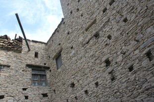 古老石砌建筑一角