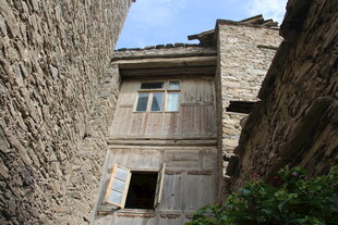 古巷中的木质老屋