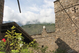 古老石砌建筑与远山风景