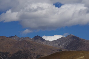 蓝天白云下的壮丽山脉