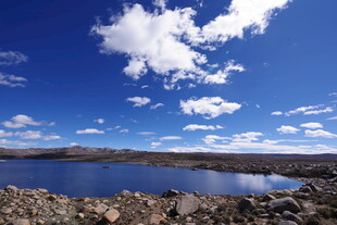 宁静湖畔蓝天白云美景