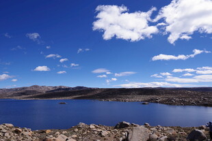 蓝天碧水间的静谧湖泊