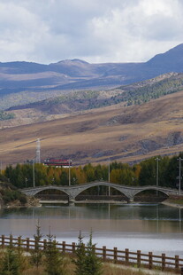 湖畔拱桥与远山秋日美景