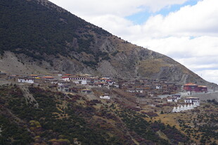 山间村落 隐于青山白云间