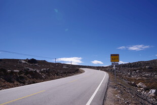 蜿蜒公路伸向远方