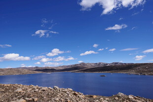 蓝天碧水间的静谧湖泊