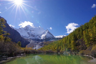 雪山下的碧绿湖泊美景