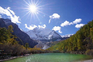 雪山下的碧绿湖水美景