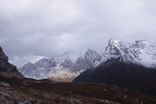 雪山云雾下的壮丽山景