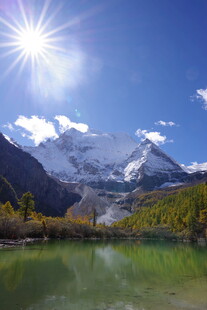 雪山湖泊间的壮丽风光