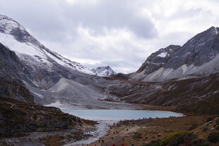 雪山下的静谧湖泊
