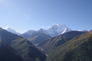 壮丽雪山山谷美景