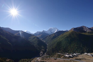 高山暖阳下的壮美山谷