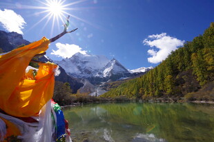 湖畔经幡与雪山壮丽风光