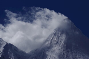 巍峨雪山与缥缈云朵