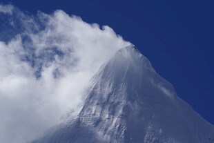 巍峨雪山云雾缭绕