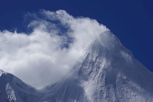 巍峨雪山与云端壮丽景象