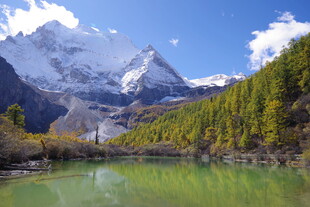 雪山下的碧绿湖泊风光