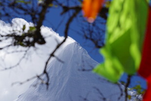 雪山旁飘动的多彩经幡