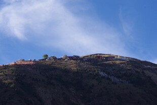 山巅建筑映于蓝天白云下