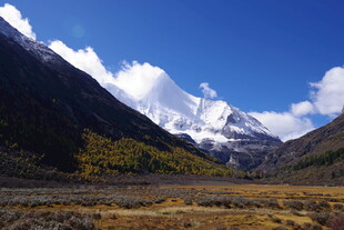 雪山下的开阔壮美风景