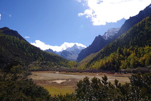 山间美景 开阔河谷与青山