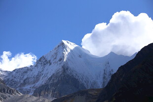巍峨雪山与飘浮白云
