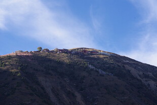 山巅风光 蓝天映衬景色美