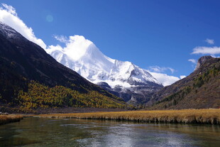 雪山下的宁静湖泊美景