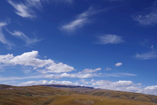 蓝天草原上的白云风景