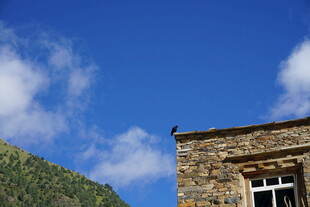 石砌房屋与蓝天白云