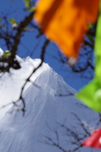 雪山旁的彩色经幡