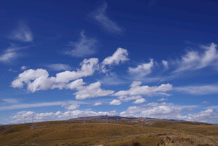 蓝天草原上的白云美景